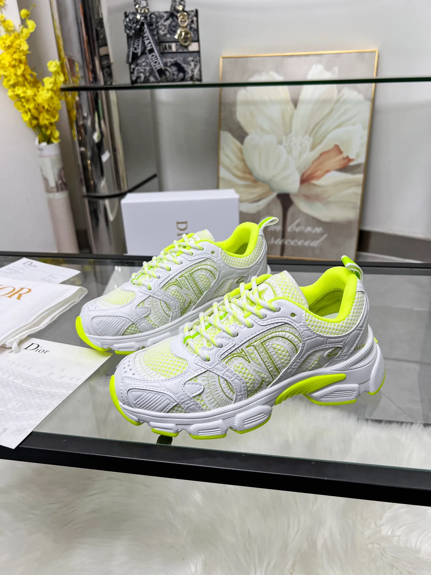 P560🐮🐮The official website of Dijia's new colors has been updated simultaneously [Celebration] This Dior Vibe sneaker incorporates Dior's high-end spirit and reinterprets classic running shoes. White mesh fabric features an Oblique print and is paired with laminated leather-effect panels in gold and silver tones for a contrasting look. It is further embellished with classic details such as 3D effect details, the lucky star symbol on the rear, and the logo on the tongue and rear pull tab. The lightweight sole is embellished with gray stars, complementing a variety of casual or elegant pieces for a modern look. Size: Women’s size 35-41 (35/42 can be customized) Men’s size 40-46 (39/46 can be customized)